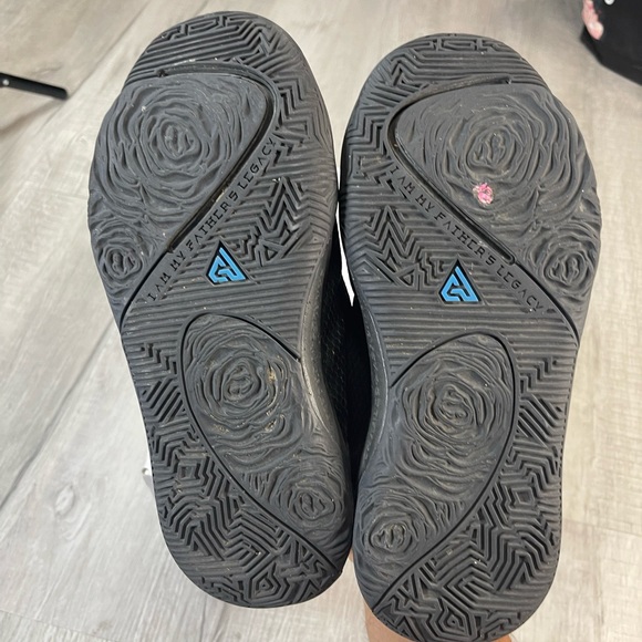 Nike Zoom Freak 1 GS sz 6Y Giannis Triple Black MultiColor Iridescent BQ5633 004 - Picture 6 of 7